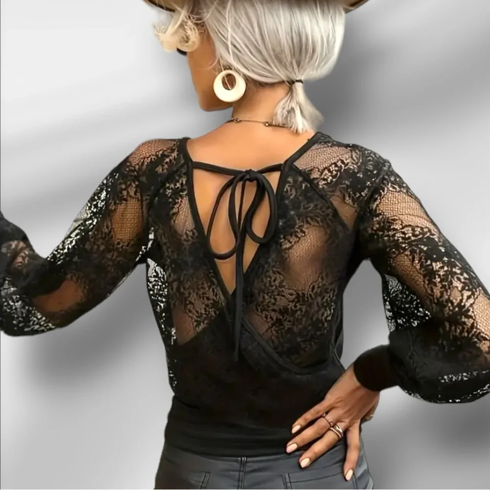 NWOT Floral Mesh Lantern Sleeve Black Top. Size (M/6)